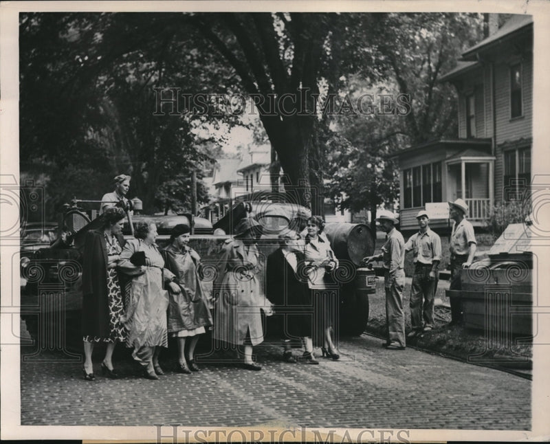 Load image into Gallery viewer, 1948 Press Photo Angry Homemakers Refuse to Let them Cut Down a Tree in Okloosa
