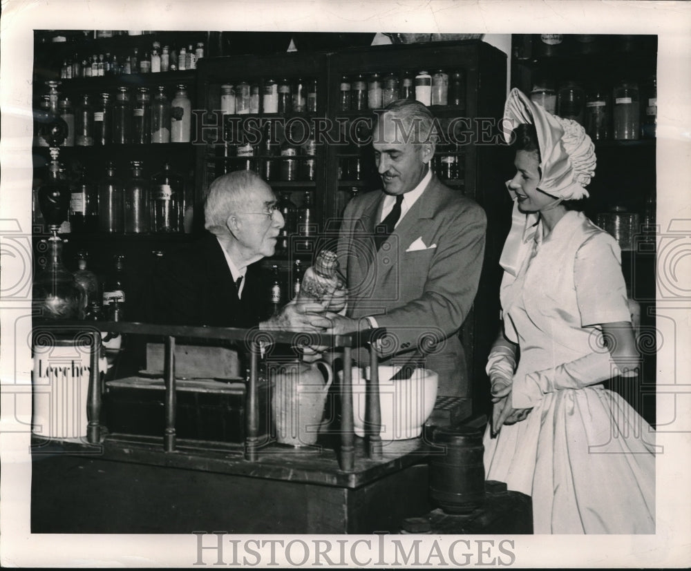 1948 Press Photo Early American Apothecary Shop To Greet 4000 Physicians- Historic Images