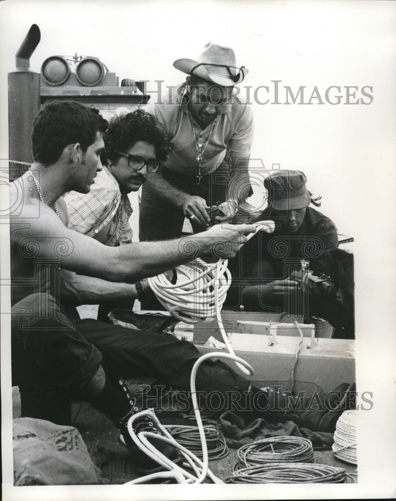 1970 Press Photo NYC, men with rope like plastic explosives- Historic Images