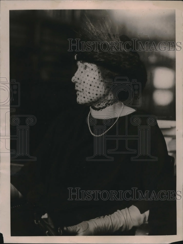 1922 Press Photo Mrs. Madeleine M. Gron suing for Divorce