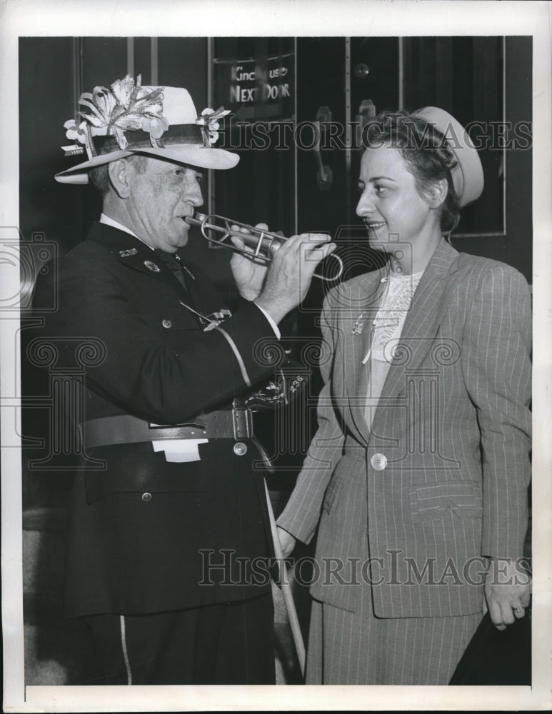 1947 Press Photo NYC, Mrs TJ Sullivan &amp; American Legionaire Elmer Steel- Historic Images