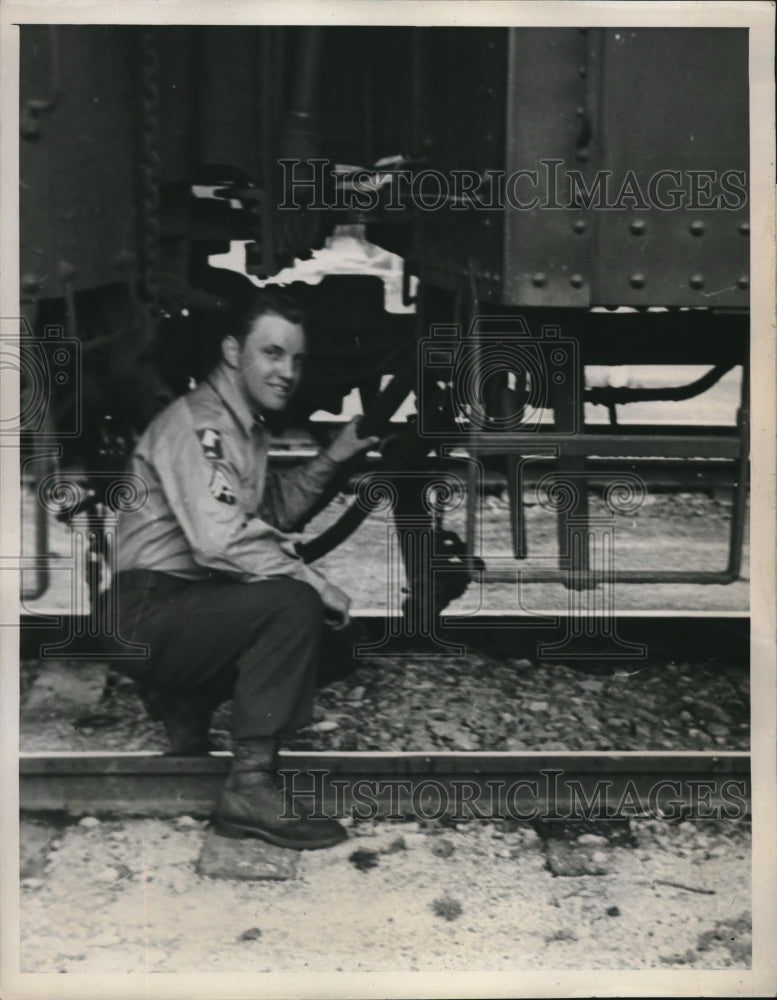 Load image into Gallery viewer, 1946 Press Photo Winnemucca, Nev T/5 Carl Lee Jones and a troop train
