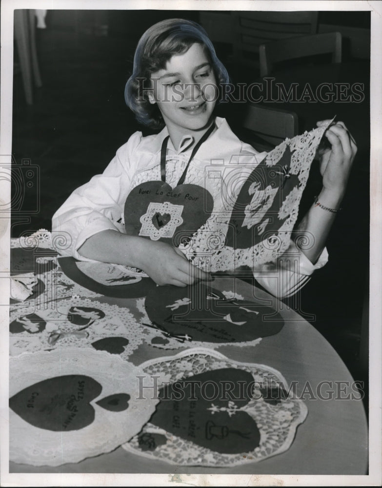 1953 Press Photo Bonnie Namy showing her quilted patterns- Historic Images