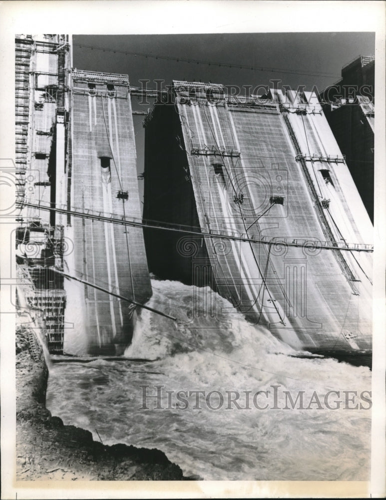 1943 Press Photo Sacramento River in Spillway Section of Shasta Dam, California- Historic Images