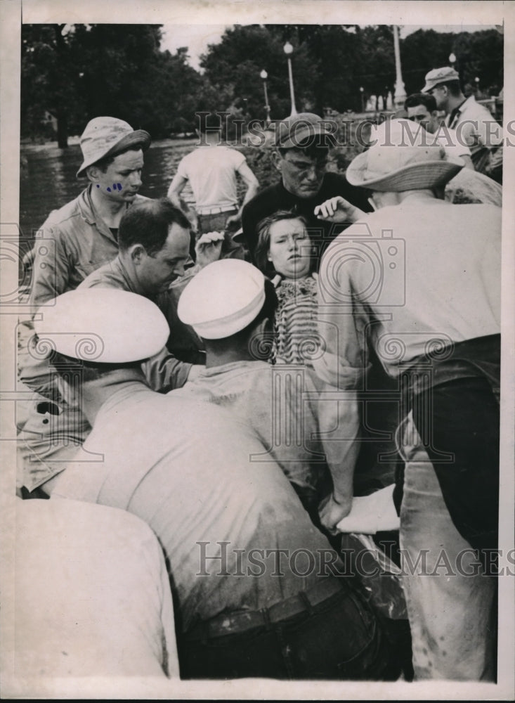 1947 Press Photo Ottawa IA Coast Guardsmen Lift women with Appendicitis - Historic Images