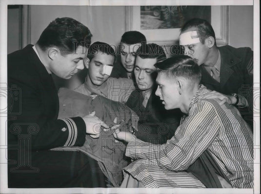 1952 Press Photo Lt Commander Frederick J Lewis Jr Naval Hospital Bethesda MD- Historic Images