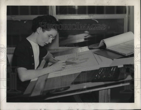 1937 Press Photo Miss Sara Love Illustrating Stories And Books Using Paint- Historic Images