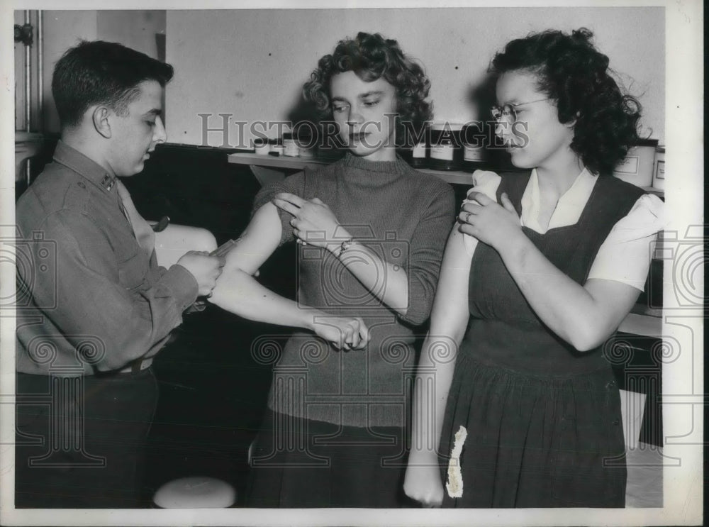 1946 Press Photo G.I. Wives Prepare to Join Husbands Oversees Get Vaccinated- Historic Images