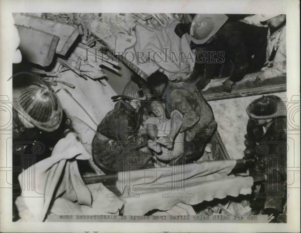 1940 Press Photo firemen rescuing man from rubble of building- Historic Images