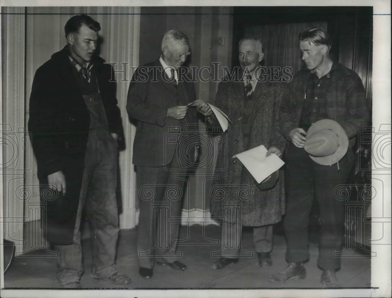 Load image into Gallery viewer, 1932 Press Photo National Farmers Relief Conference George Csper, Speaker Garner
