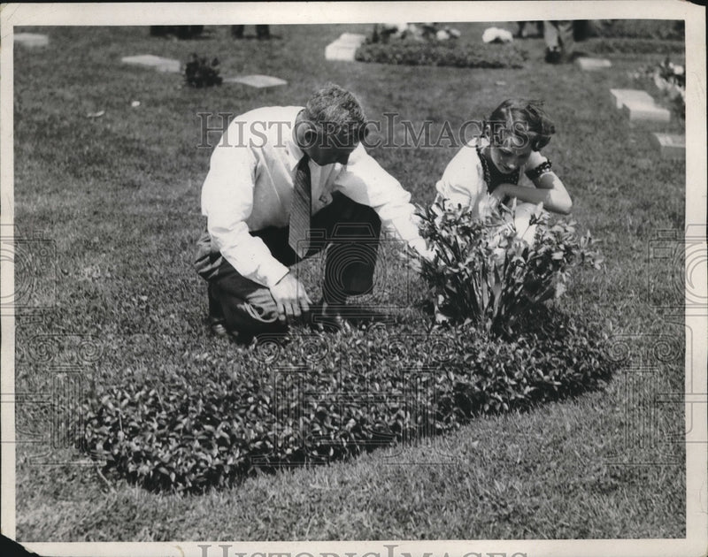 Load image into Gallery viewer, 1933 Press Photo AH Dodd &amp; daughter Justine at grave of Mrs Dodd in Cleveland,O.
