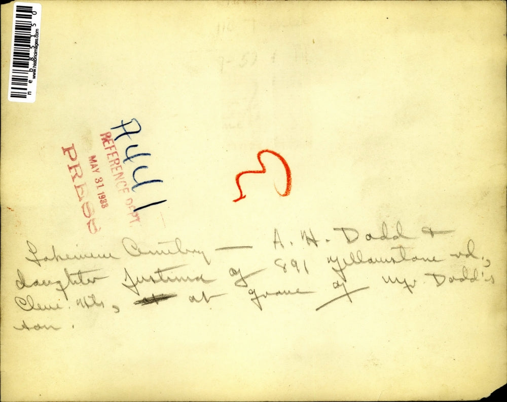 1933 Press Photo AH Dodd & daughter Justine at grave of Mrs Dodd in Cleveland,O.