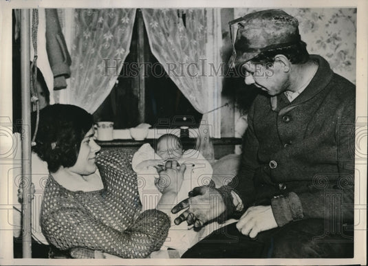 1940 Press Photo Roy Custer Delivers Wife's Fifth Child In Snowbound Cabin- Historic Images