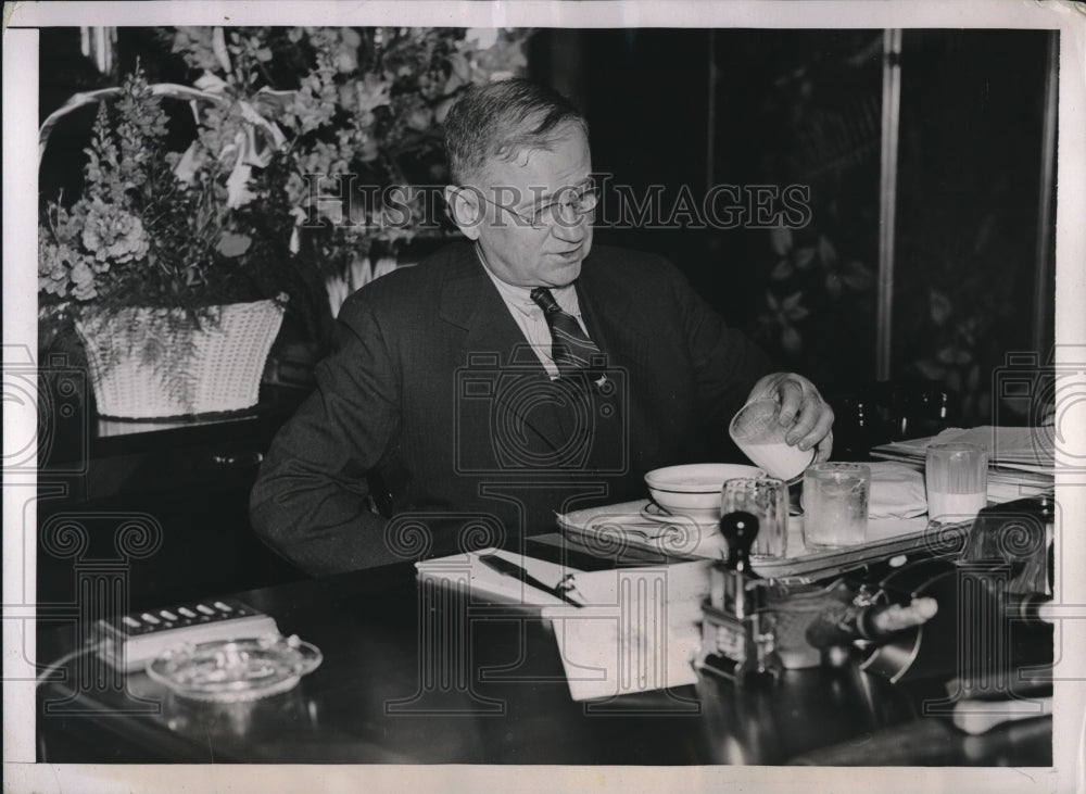1937 Press Photo Secretary of the Interior Harold Ickes Eating Lunch at His Desk