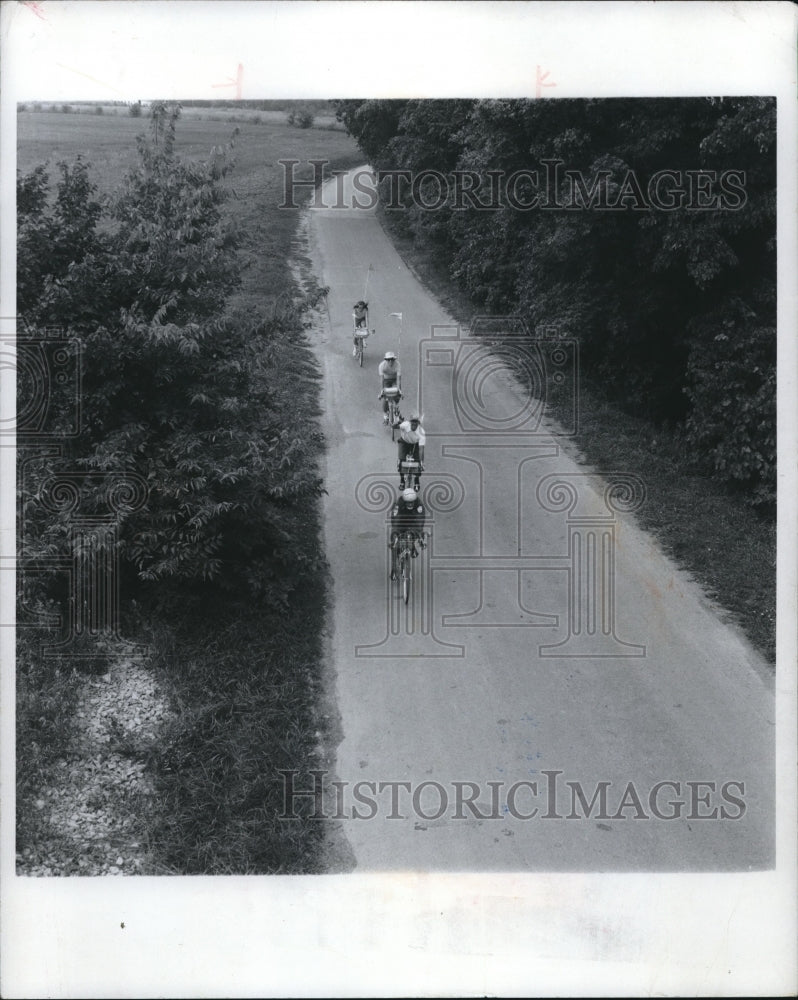 1974 Press Photo Group Bicycling in Hancock County