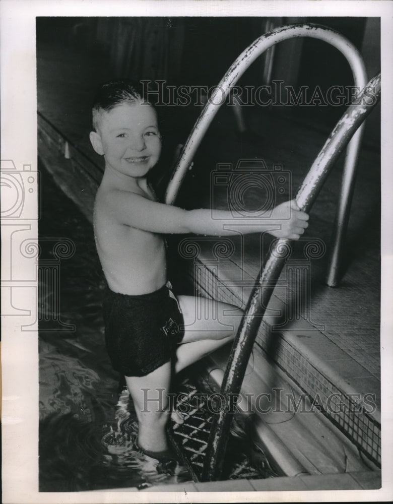 1950 Press Photo Five Year Old Keith Waterlow Swims In Pullham Baths- Historic Images