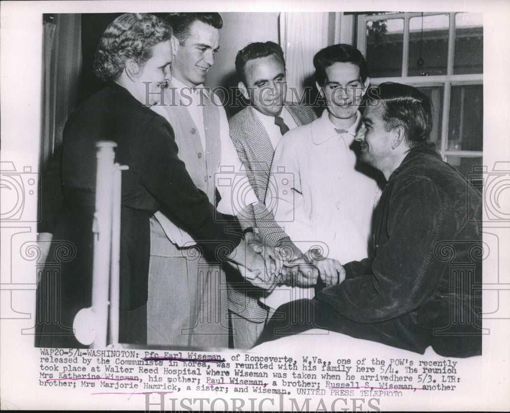 1953 Press Photo Wash.D.C. Pfc Earl Wiseman, released by China greets family- Historic Images