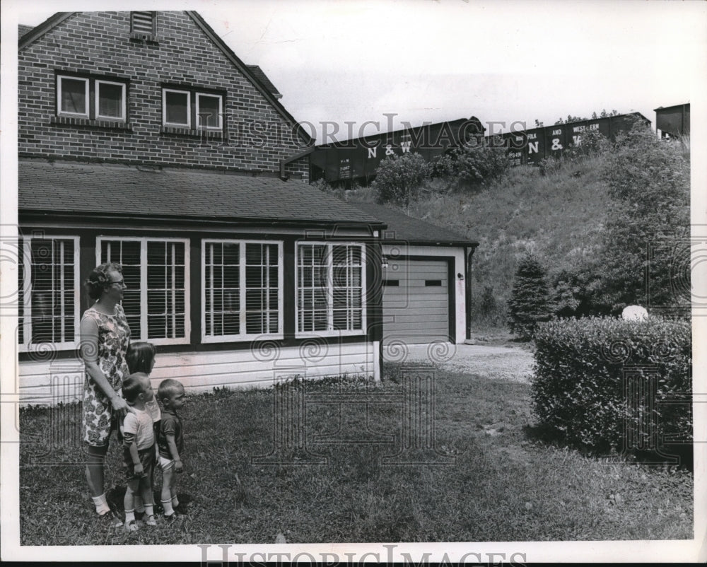 1966 Press Photo Mrs Dale Wooster & kids at her house near Rr tracks- Historic Images