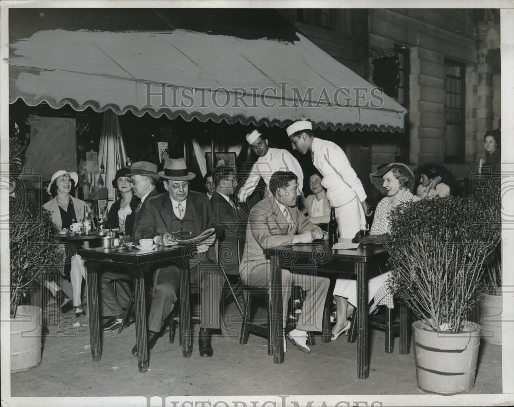 1933 Press Photo Evening patrona at a NYC sidewalk cafe- Historic Images