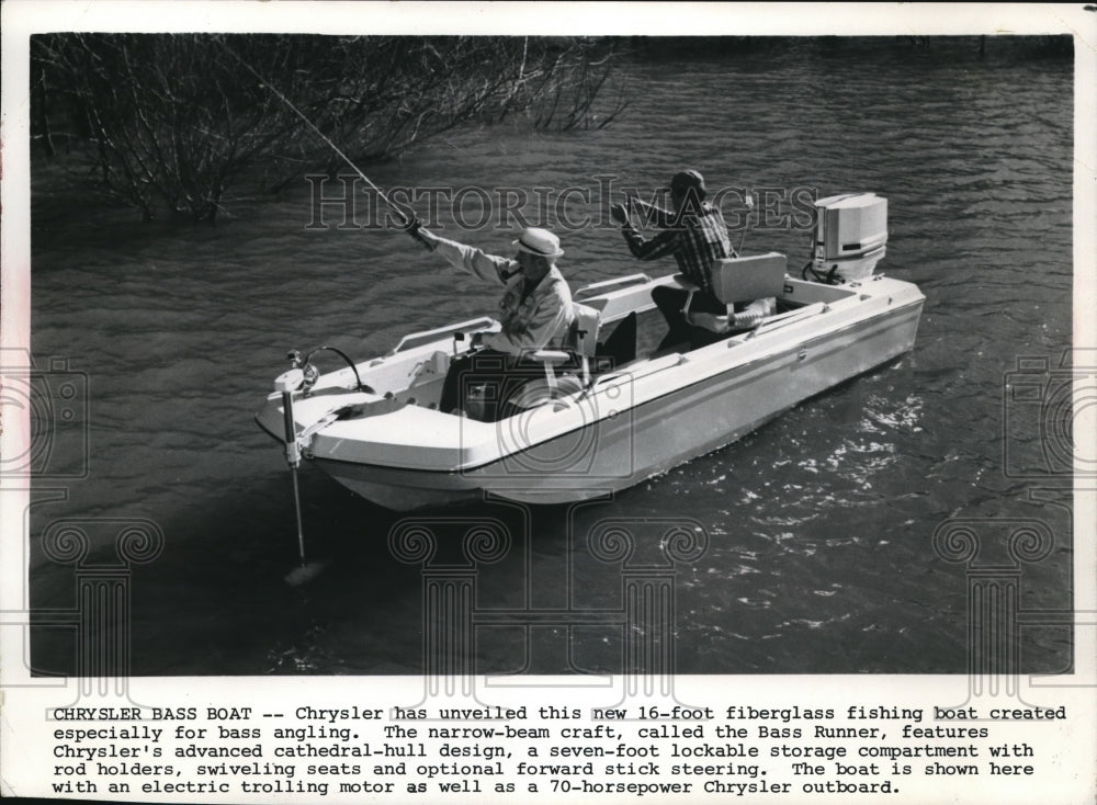 1971 Press Photo Men fishing from aa Chrysler bass boat on a lake- Historic Images