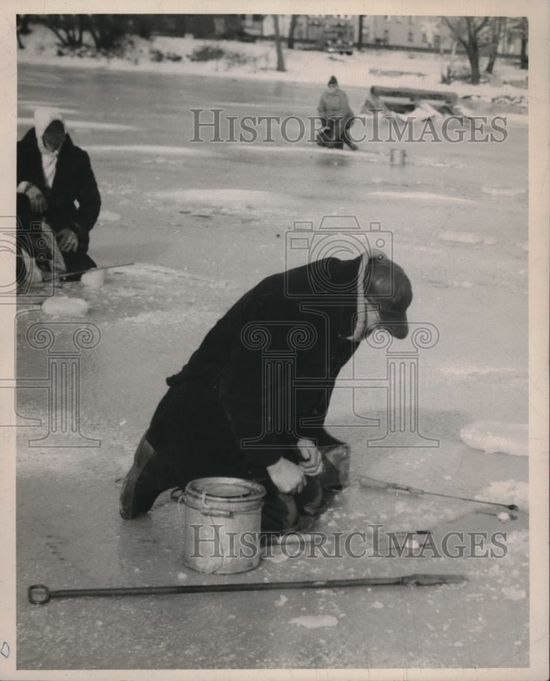 Load image into Gallery viewer, 1953 Press Photo Man ice fishing in Sandusky Bay - neb86860
