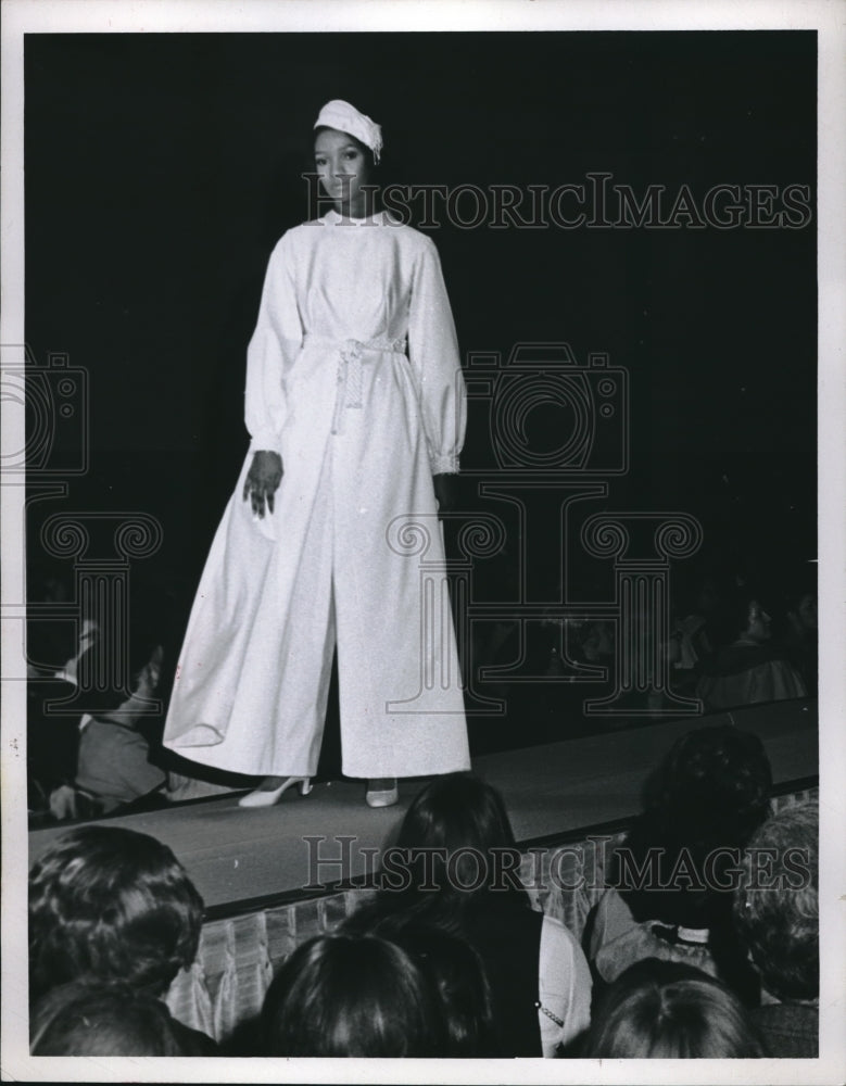 1970 Press Photo Model Wears White Tunic Pantsuit with Belt and Long Sleeves- Historic Images