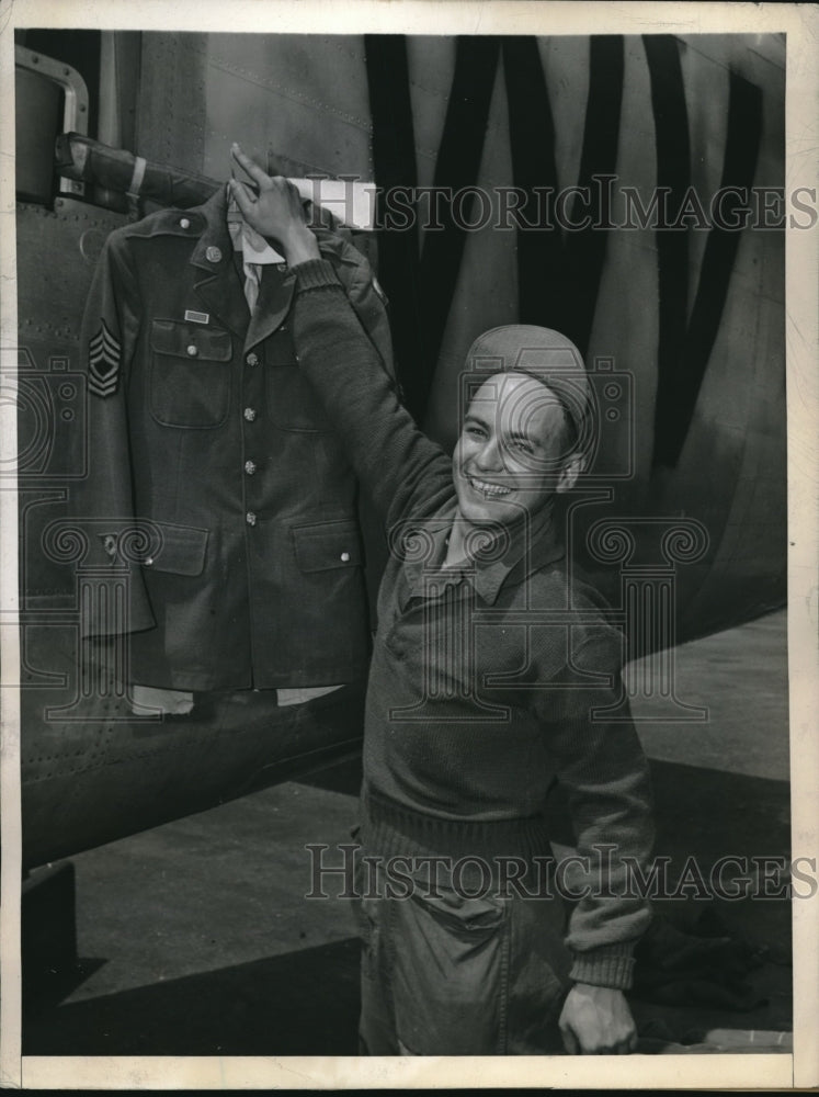 1945 Press Photo M/SGT Harry Hirst of Chicago Hangs Clothes on Machine Gun