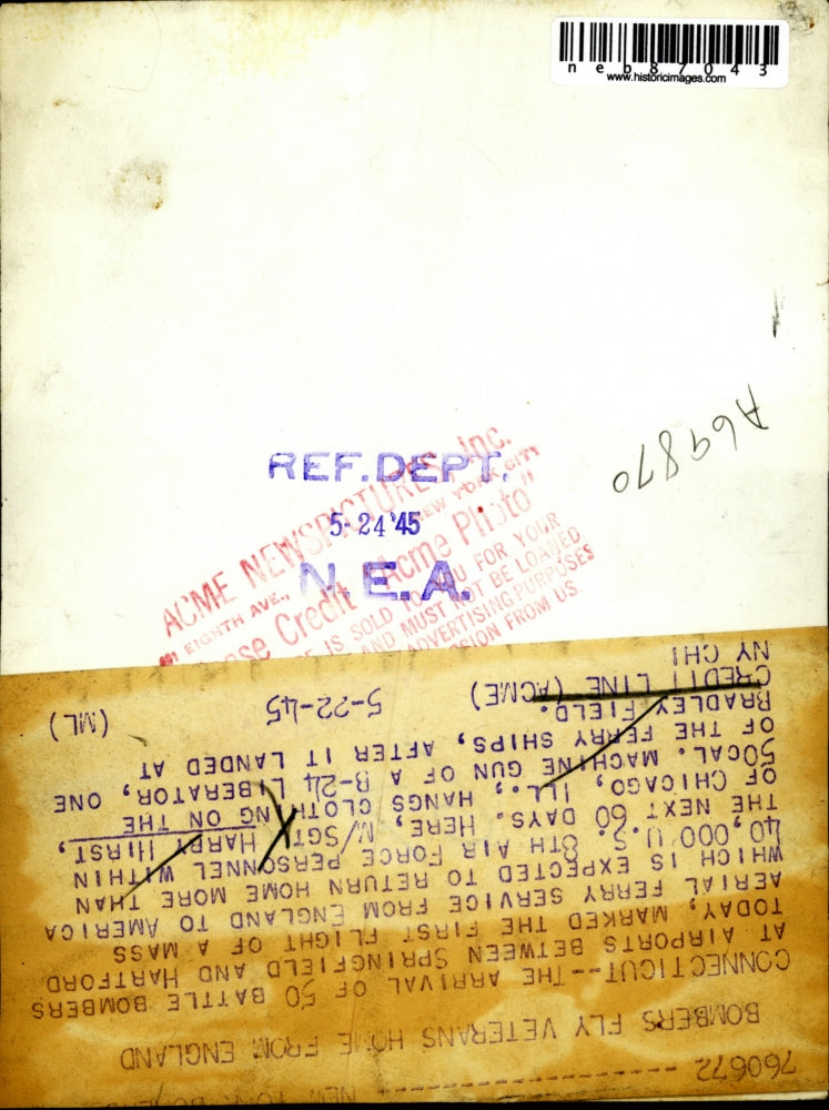 1945 Press Photo M/SGT Harry Hirst of Chicago Hangs Clothes on Machine Gun