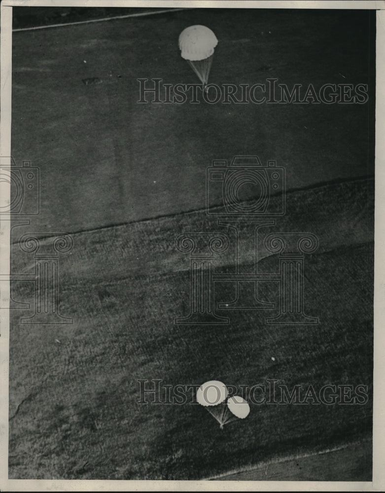 1930 Press Photo Bert White and Gene Roda in Dual Parachute Jump - neb87429