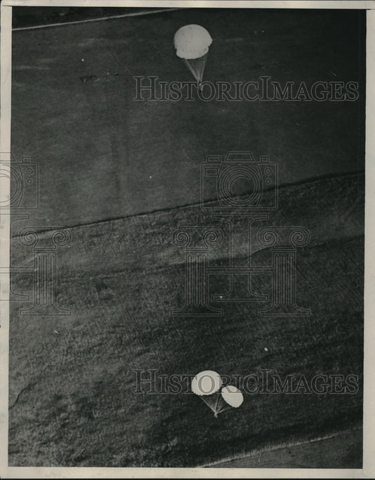 1930 Press Photo Bert White and Gene Roda in Dual Parachute Jump - neb87429