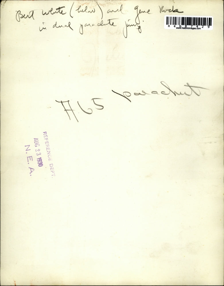 1930 Press Photo Bert White and Gene Roda in Dual Parachute Jump - neb87429