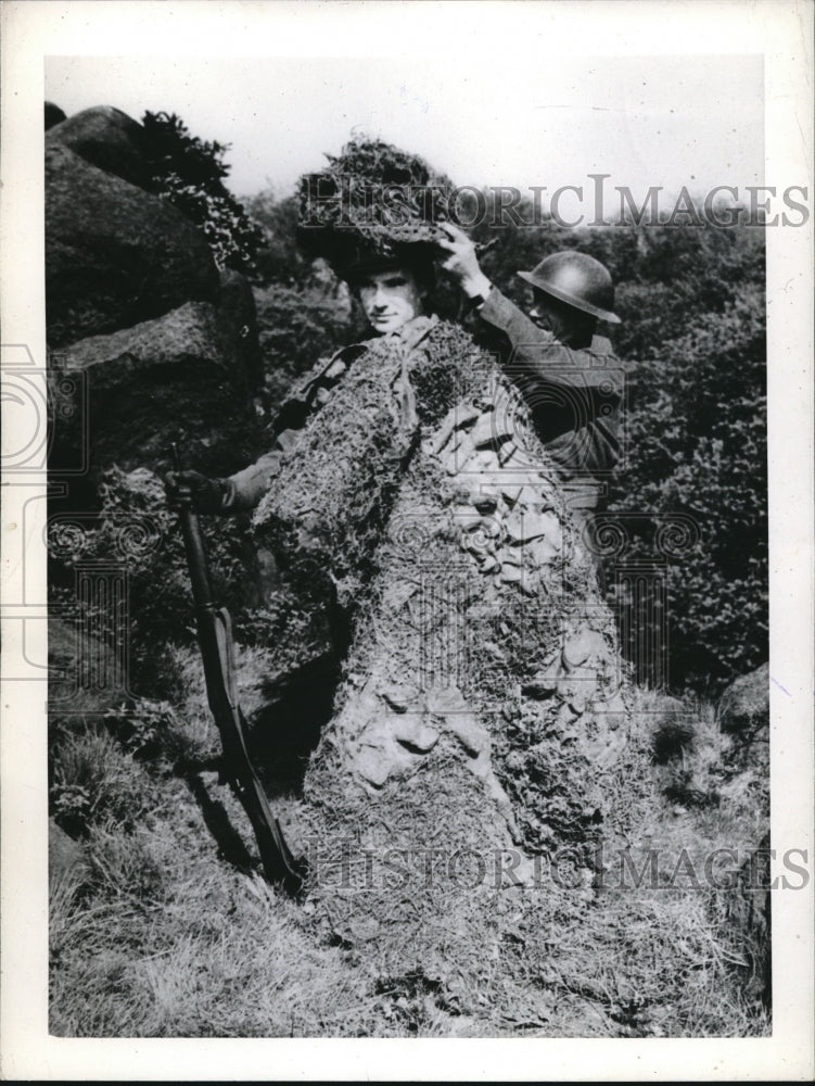 1941 Press Photo Two soldiers preparing camouflage in the field- Historic Images