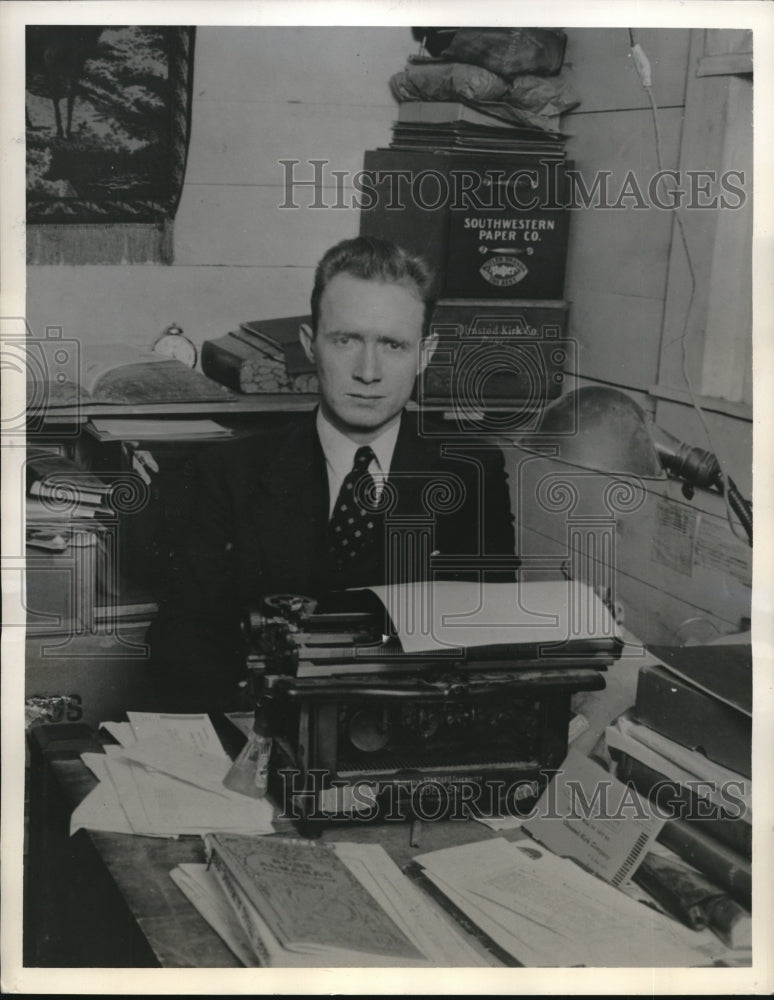 1939 Press Photo Newspaper Writer HB Fox Works With New Typewriter- Historic Images