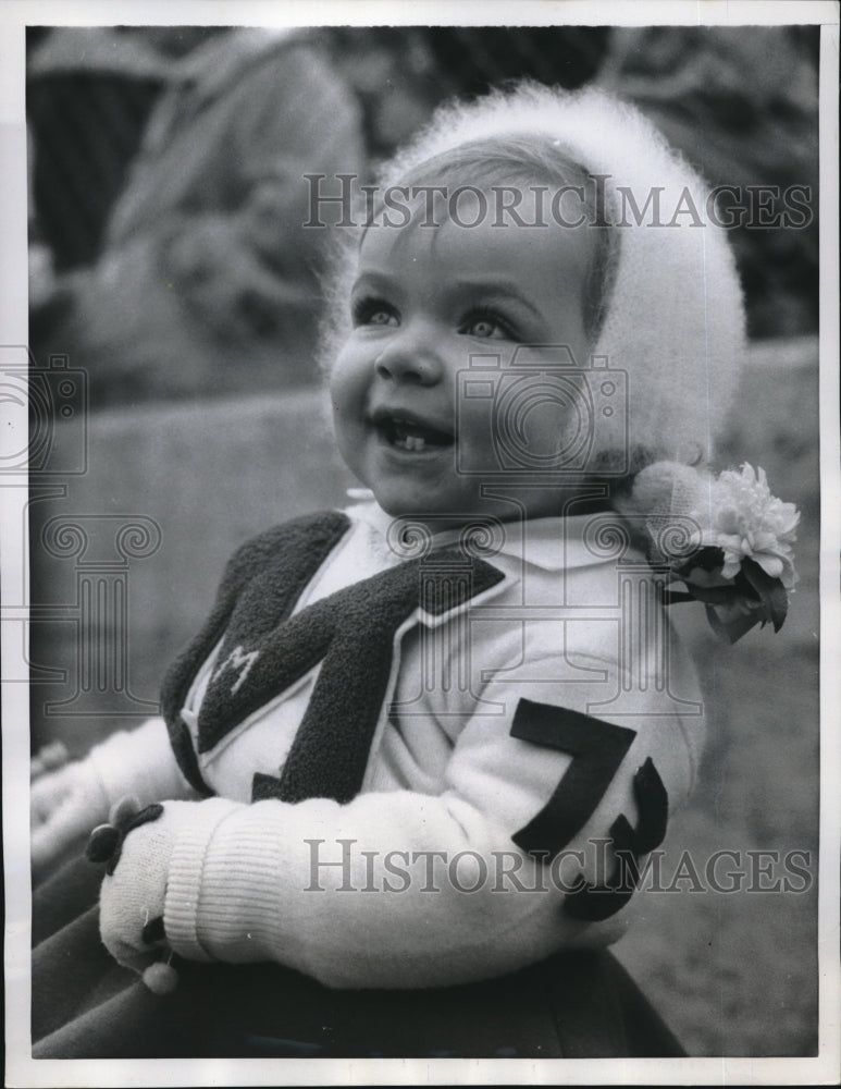 1957 Press Photo Young child at St. Mary&#39;s - Hogan football game in Independence- Historic Images