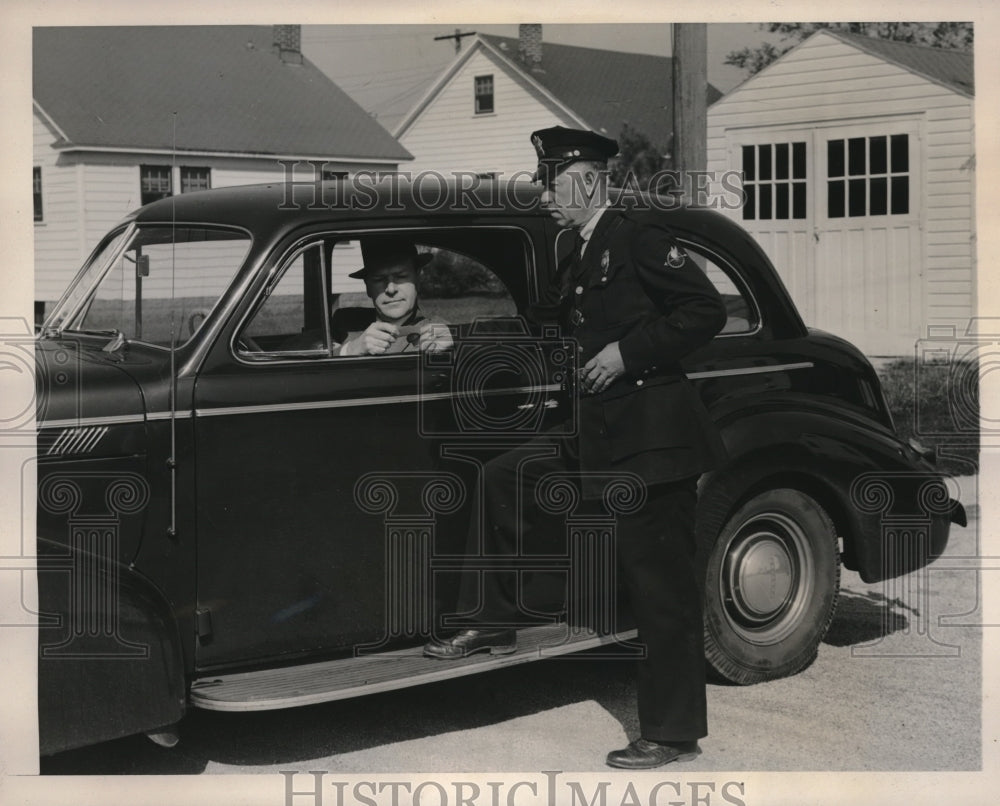 1940 Press Photo Chief Walling Checks Licenses, Investigates Accidents- Historic Images