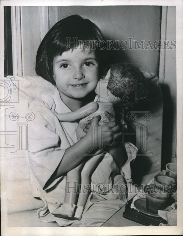 1945 Press Photo Helen Robinson Age 6 Happy at Children Home Found in Dump- Historic Images