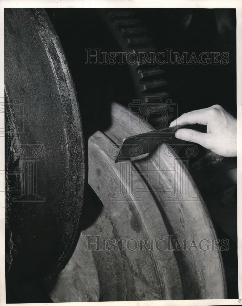 1942 Press Photo Automatic Electric Welding Machine Repairs Locomotive Wheela