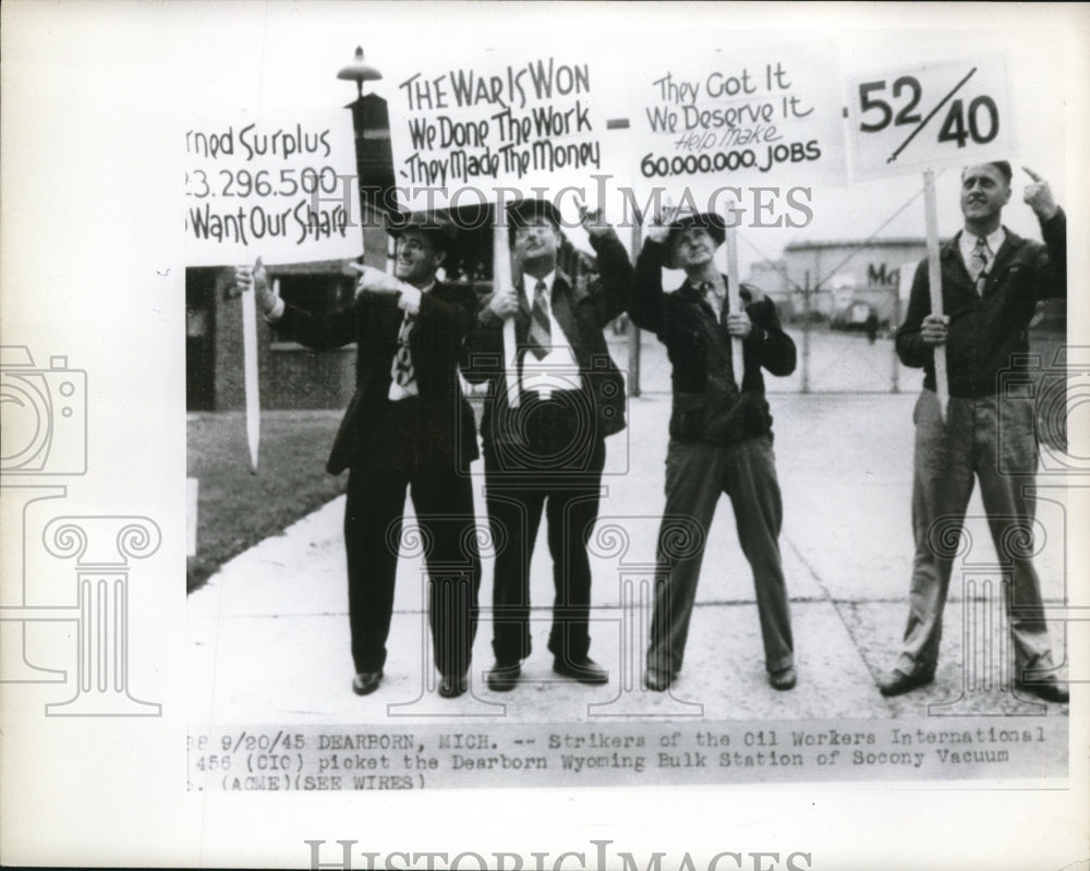 1945 Press Photo Strikers of Oil Workers International- Historic Images