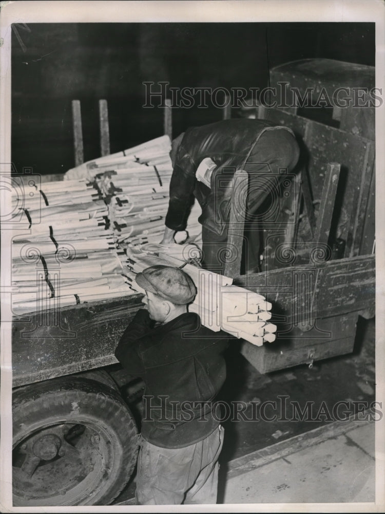 1937 Press Photo men unloading beds for strikers in B.M.T. Power Plant in NY- Historic Images