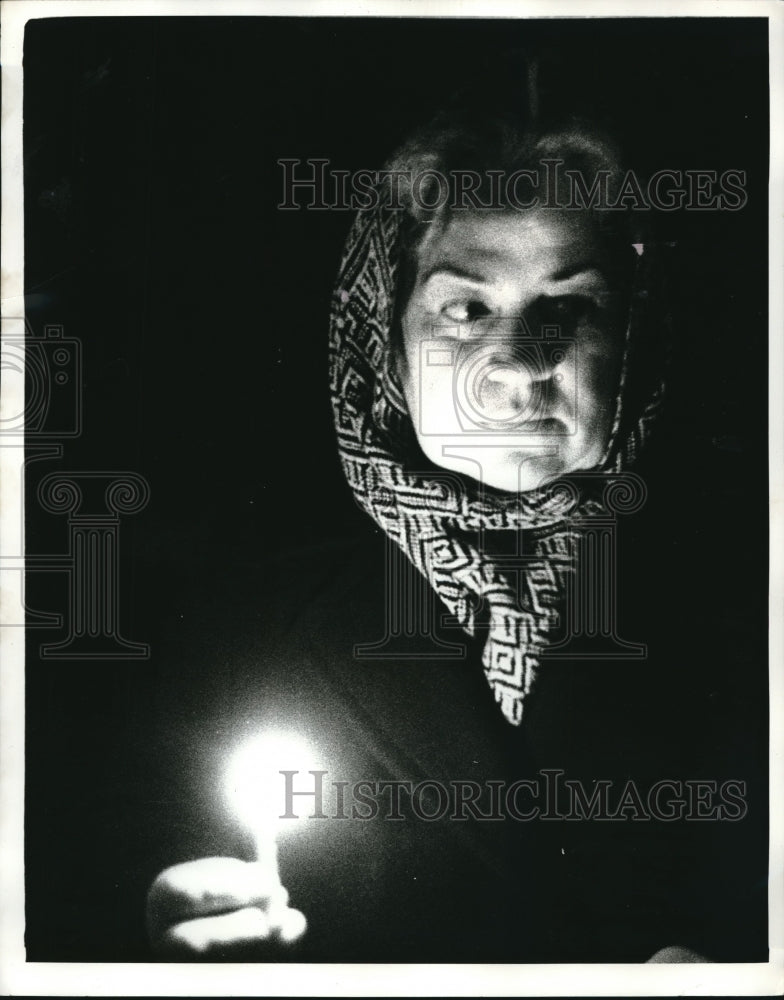 1969 Press Photo A Moscow Housewife Holding Traditional Lighted Candle - Historic Images