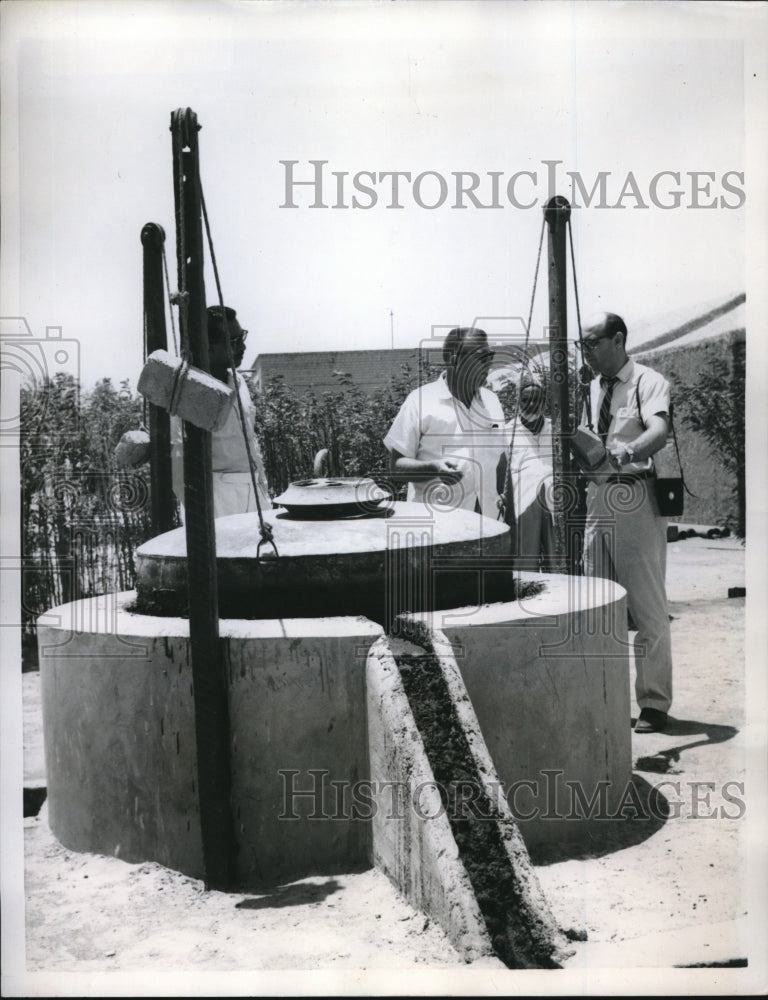 1959 Press Photo J. Duncan Fisher shows off a barnyard apparatus- Historic Images