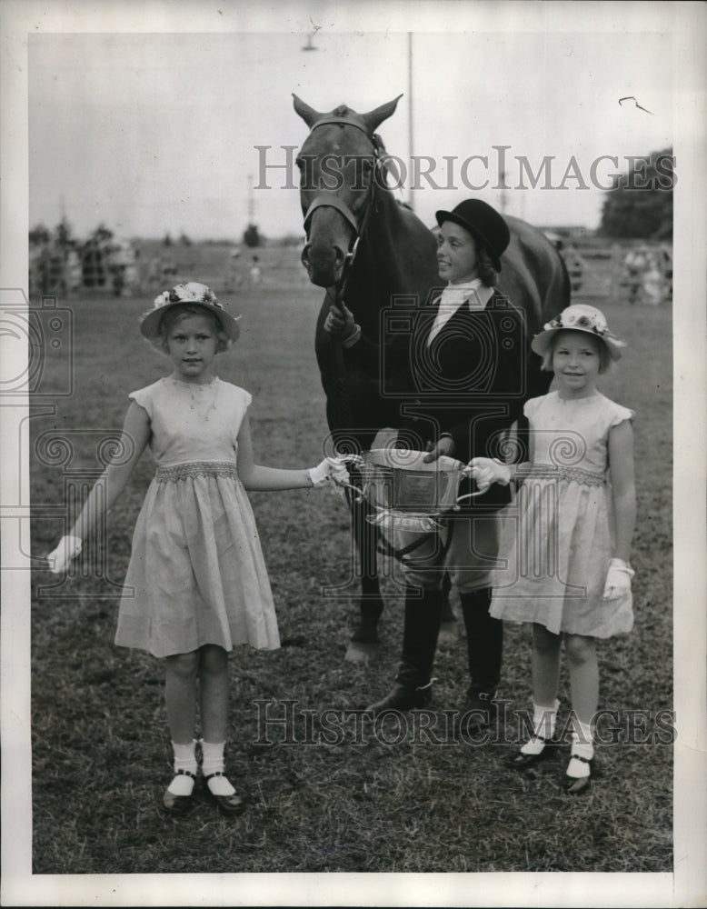 1939 Press Photo Cynthia & Nancy McDonald Present Trophy to Neva Minton - Historic Images