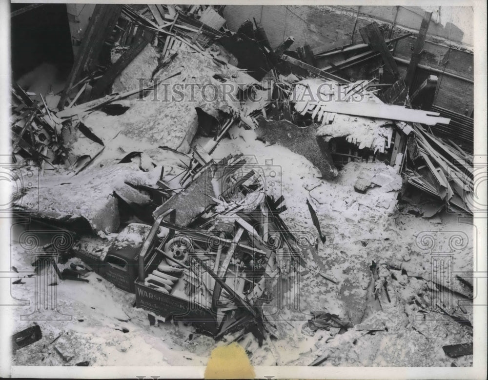 1943 Press Photo Collapsed Garage Buries Truck After Heavy Snow Chicago, IL - Historic Images