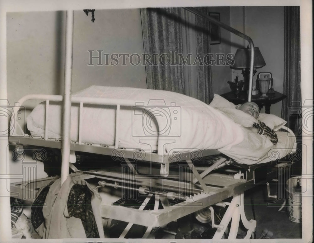 1939 Press Photo Rocking Bed Demonstrated by Jack Guery Treatment Hard Arteries- Historic Images