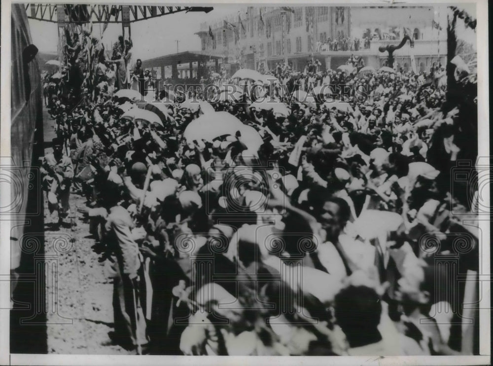 1937 Press Photo Boy Egyptian King Faouk Subjects Cheering - neb90854- Historic Images