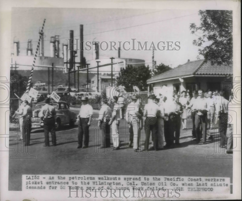 Load image into Gallery viewer, 1945 Press Photo Petroleum Walkout Wilington Cal. Union Oil Co.. - neb90878

