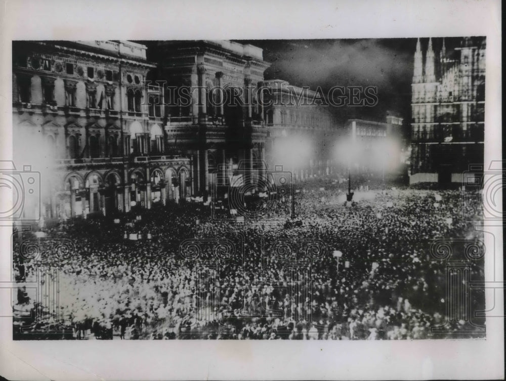 1935 Press Photo Crowd at Cathedral Square, Milan, celebrating Victory at Aduwa- Historic Images