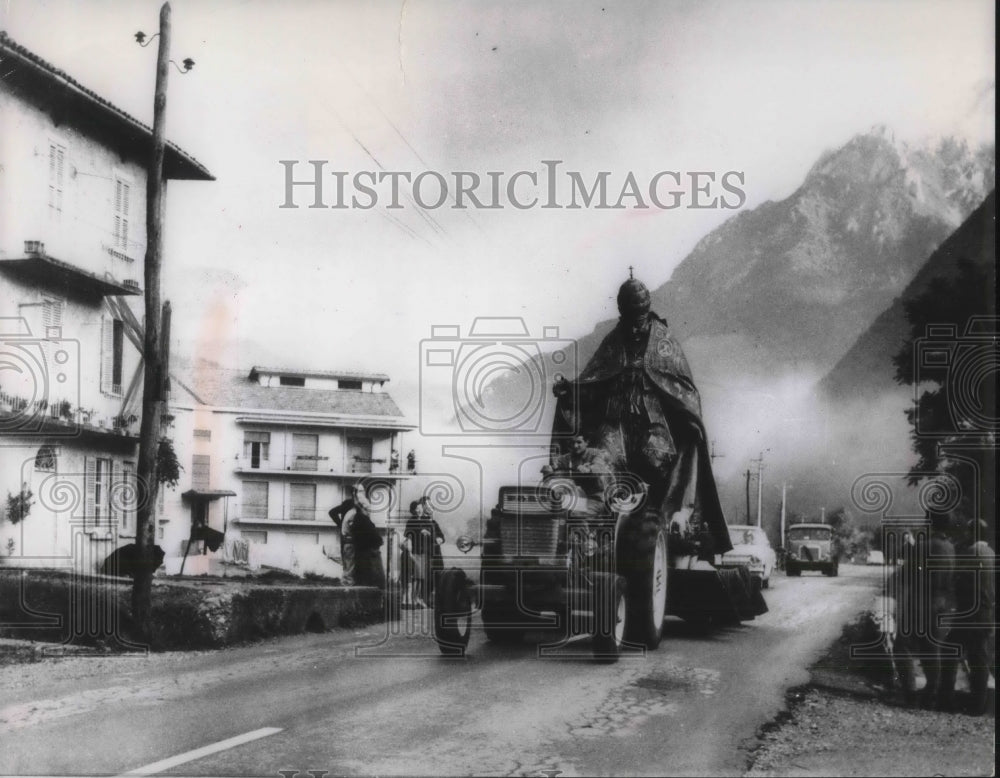 1967 Press Photo Statue of Pope John XXIII Comes Through Village of Milan - Historic Images