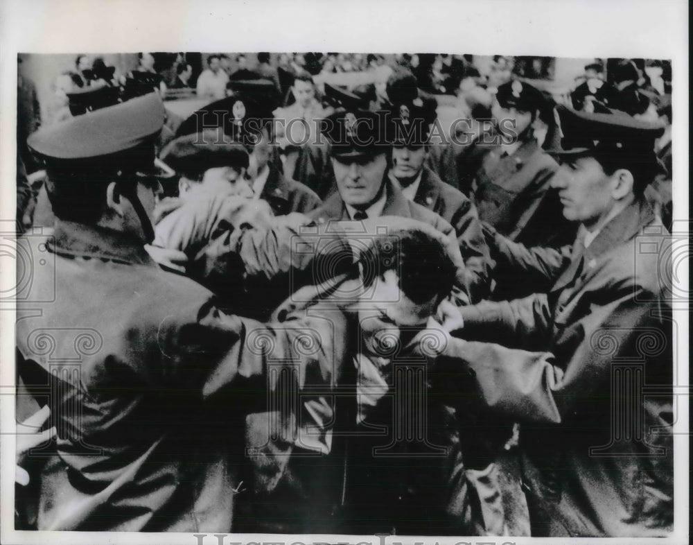 1968 Press Photo Italian Policemen Collar Rome University Student Demonstrating- Historic Images