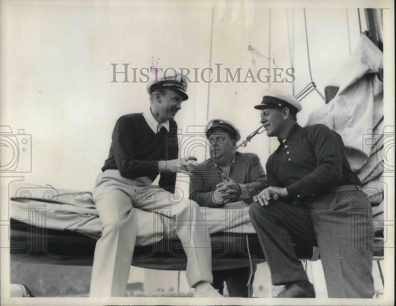 Load image into Gallery viewer, 1936 Press Photo Actor Lee Tracy,Sec. Rbt Lewis &amp; Charley Grimm, Cubs mgr
